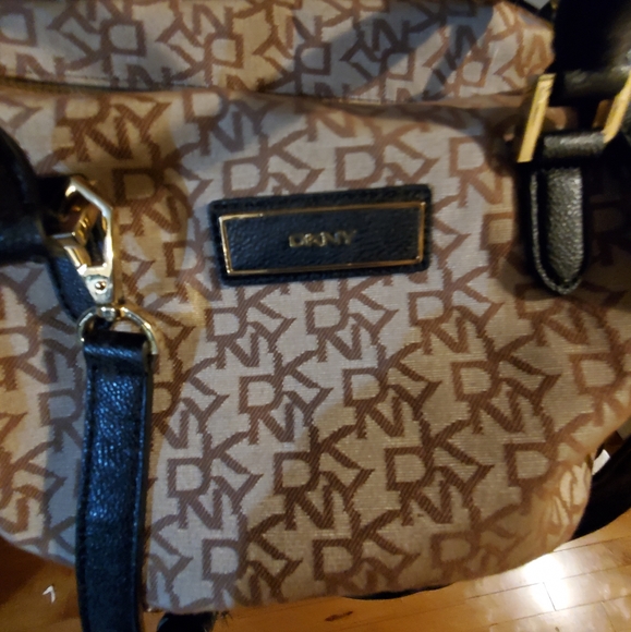 Dkny autentic hand/crossbody bag . - Picture 1 of 7